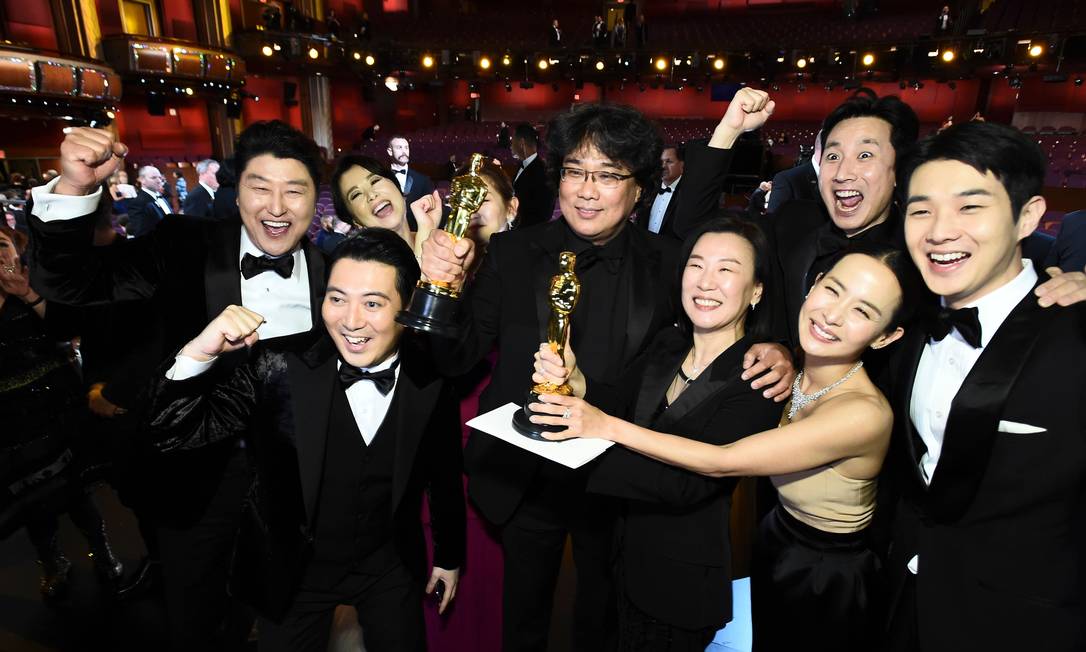 Elenco e equipe de Parasita comemoram o Oscar