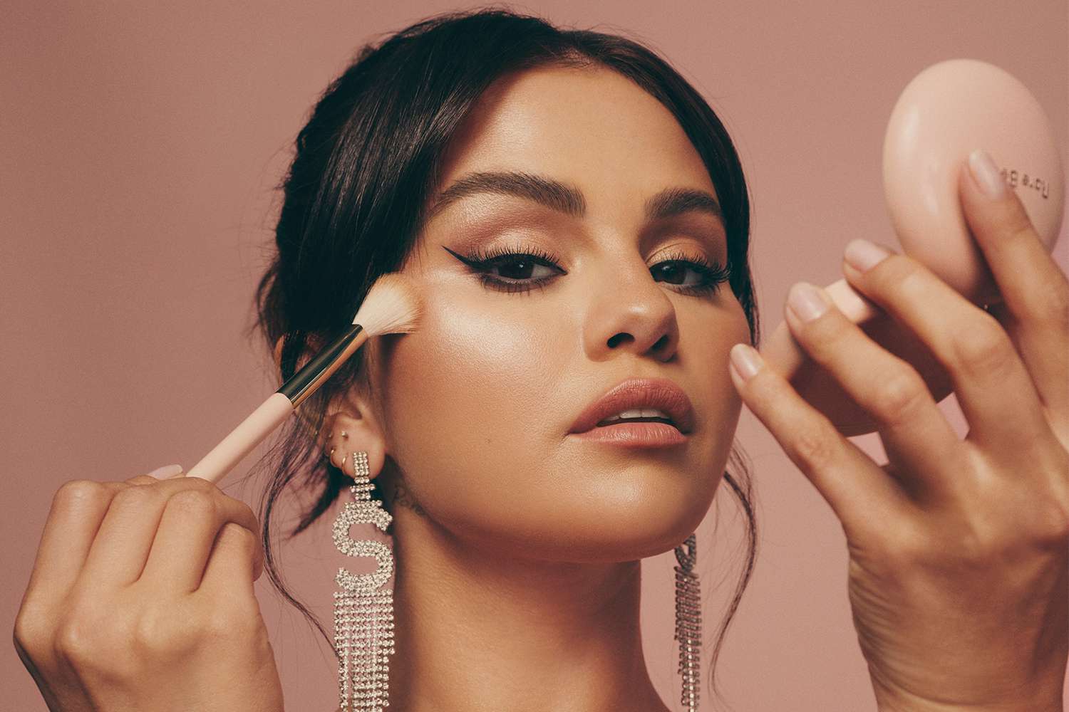 Selena Gomez em anúncio para a marca de cosméticos Rare Beauty