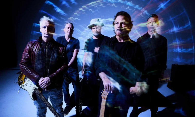 Imagem promocional da banda Pearl Jam para o álbum "Dark Matter"