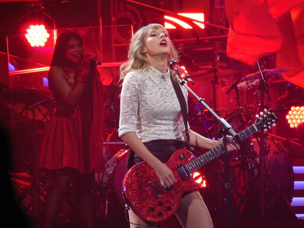 Taylor Swift emplaca o 16º nº 1 e compete só com ela mesma